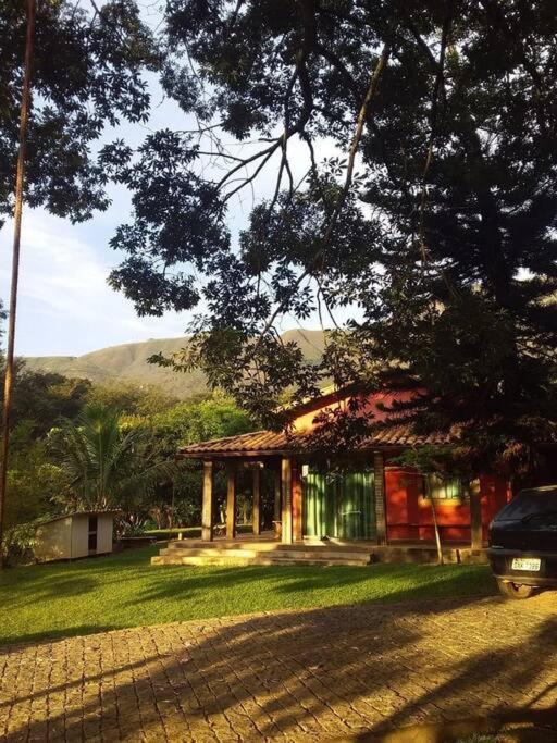Villa Sitio Da Tia Lucia Perto Da Montanha Brumadinho Esterno foto